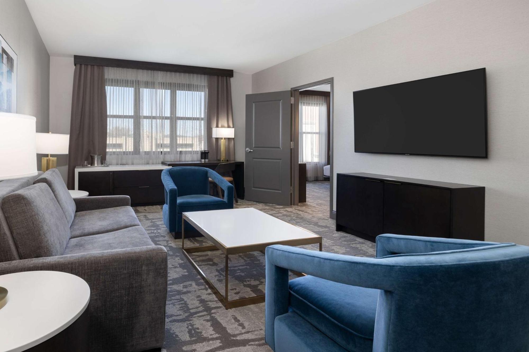 Hilton Promenade Landing 4*