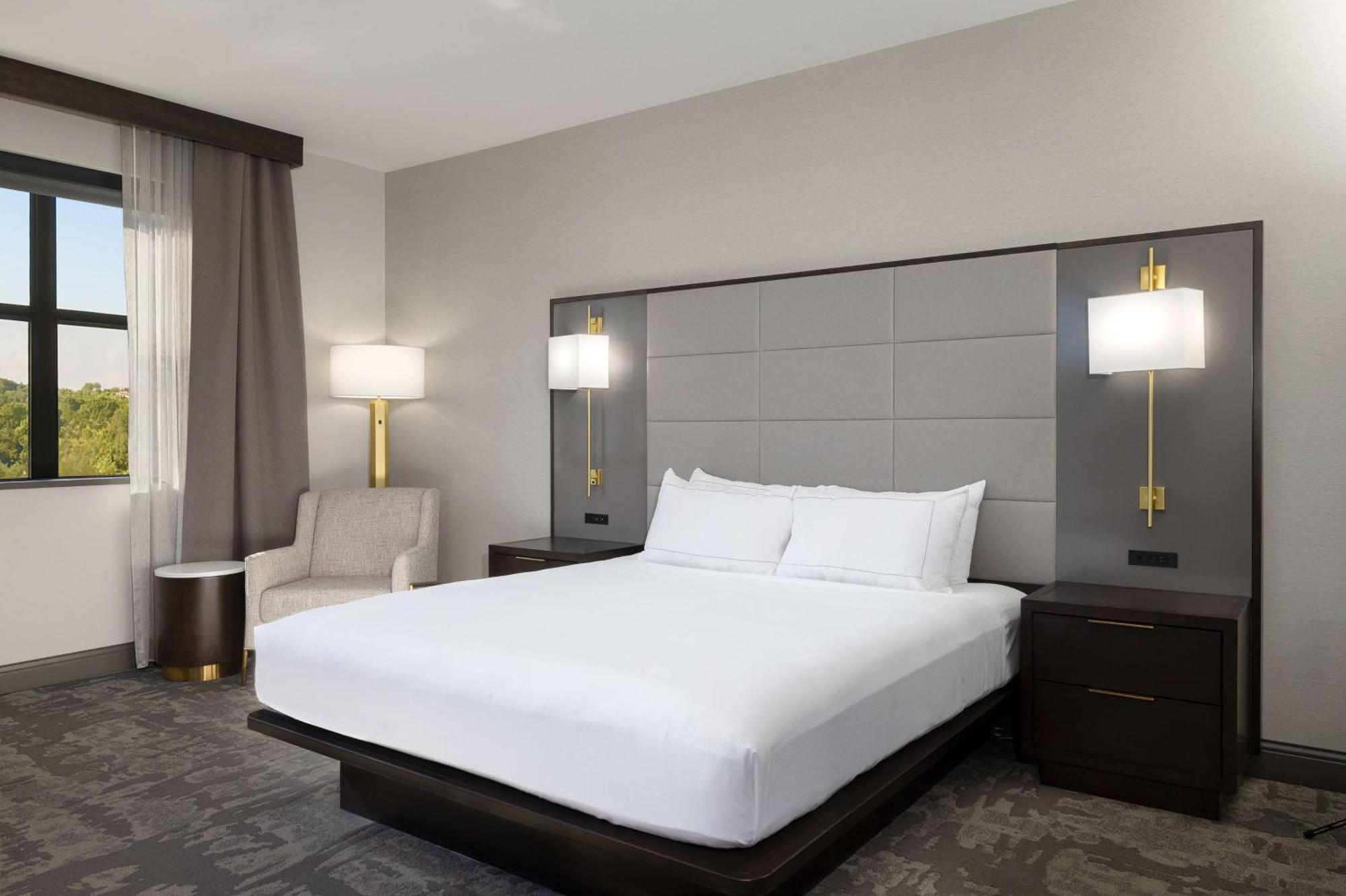 Hilton Promenade Landing 4*