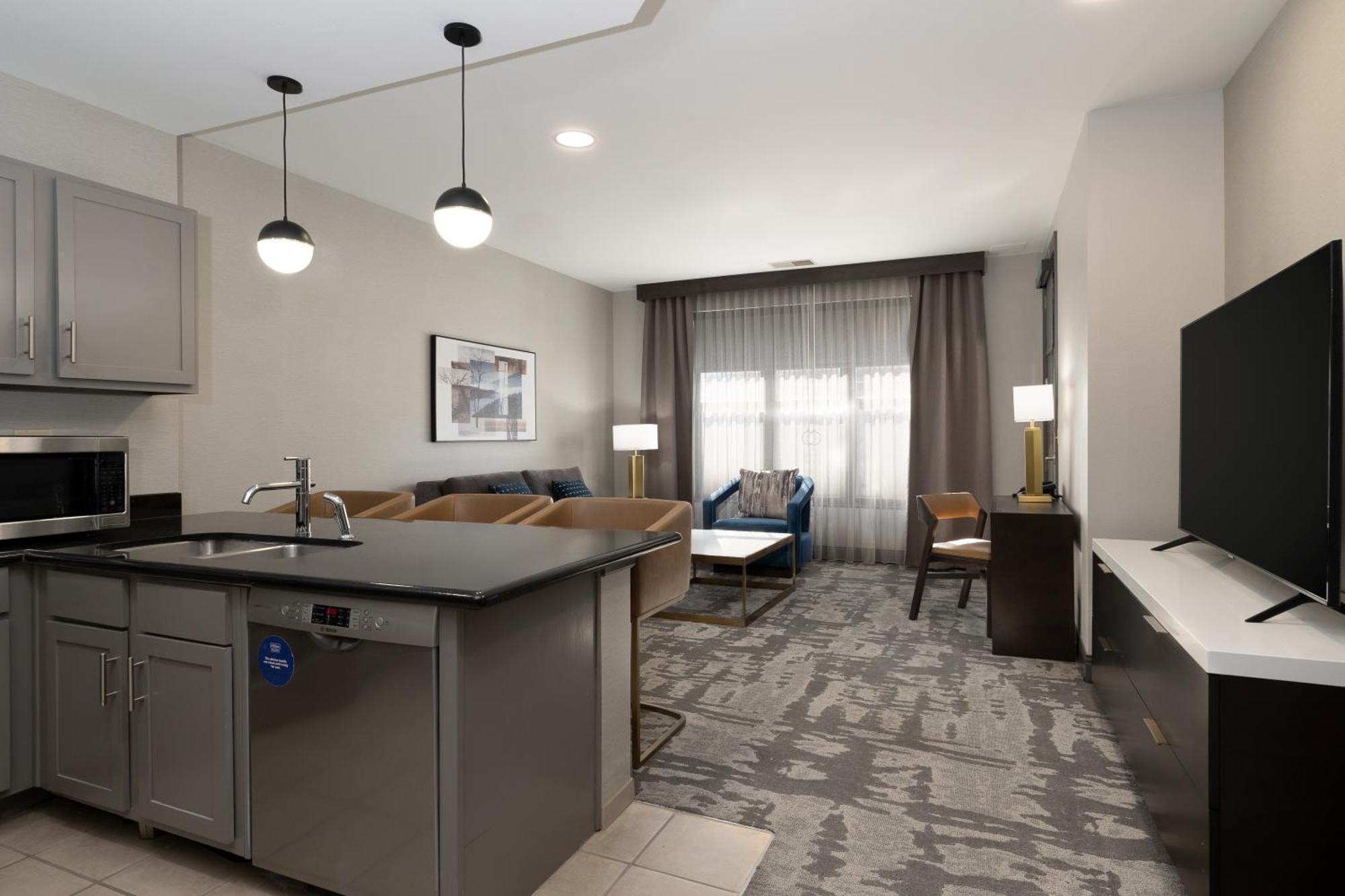 Hilton Promenade Landing Hotel 4*