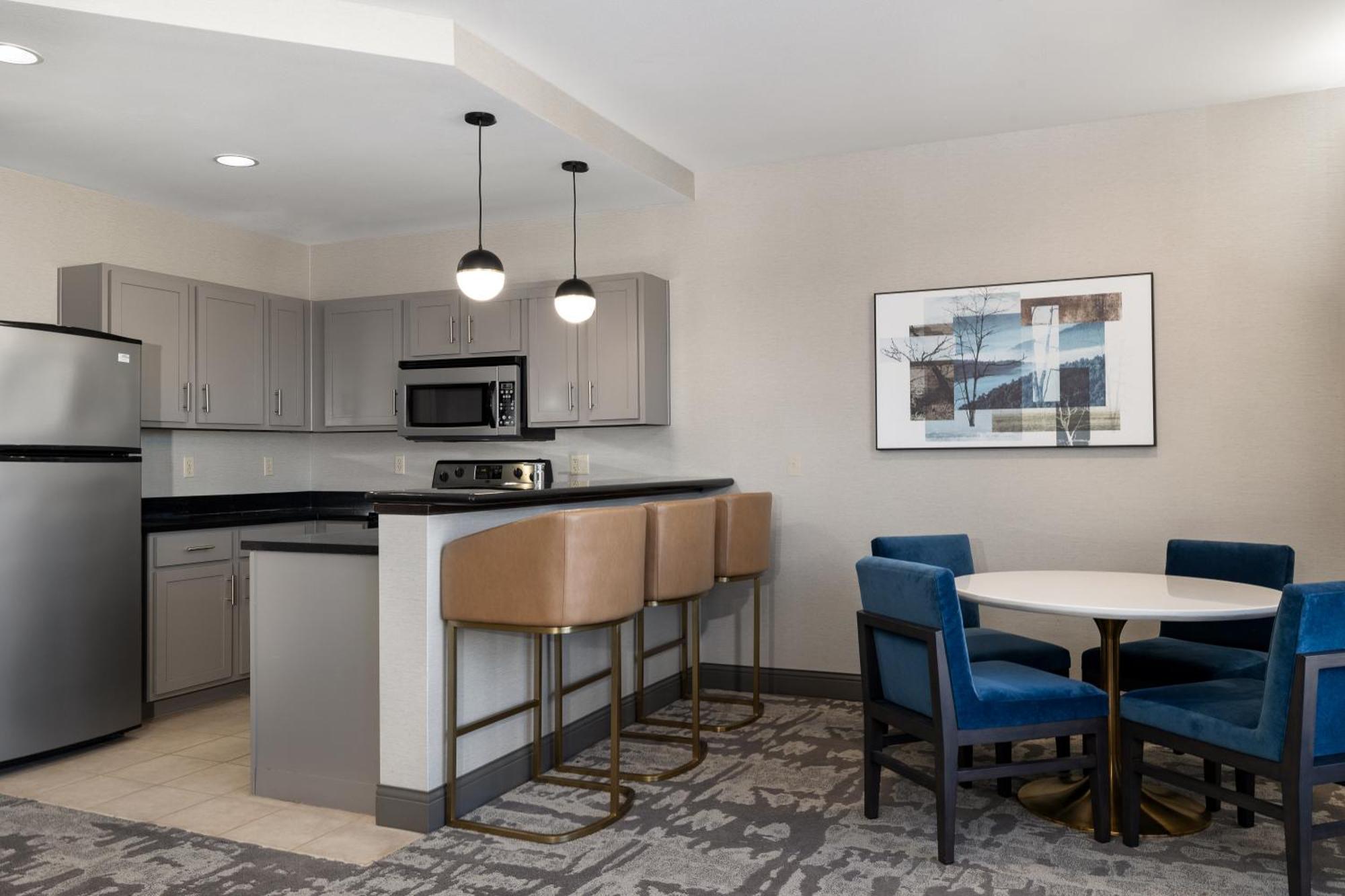 Hilton Promenade Landing 4*