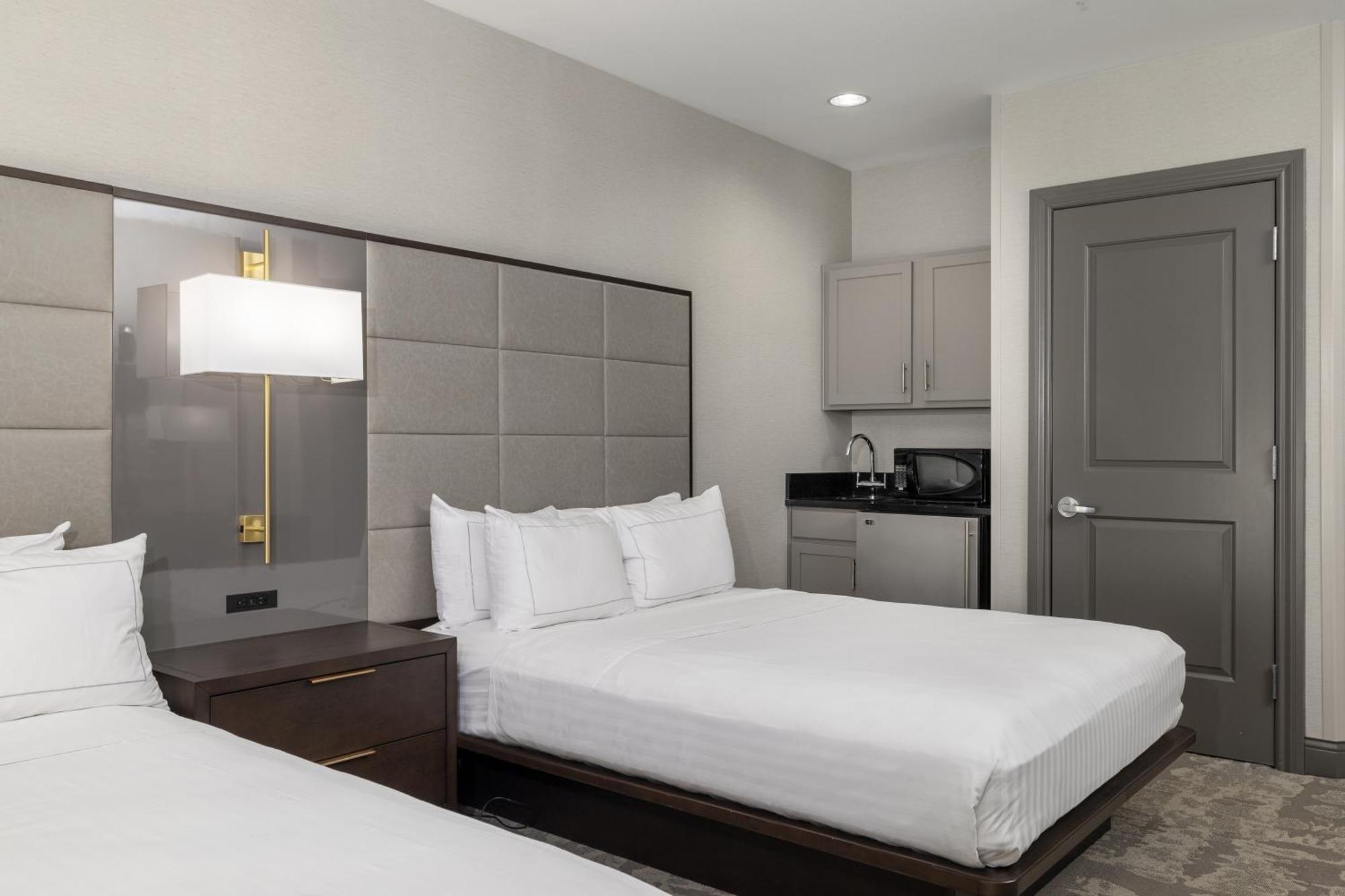 Hilton Promenade Landing 4*