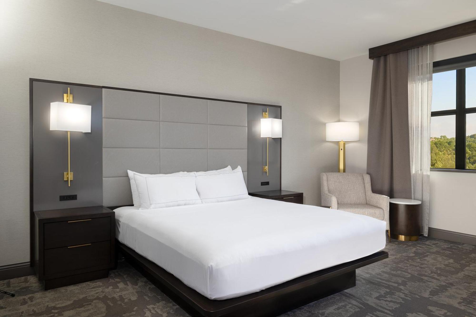 Hilton Promenade Landing Hotel