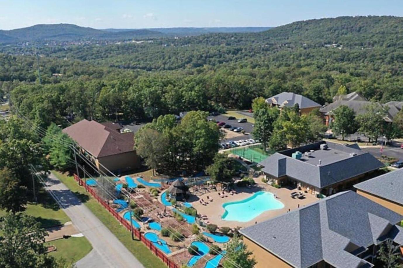 In With Great Setting Including Pools And Playground Holiday home Branson