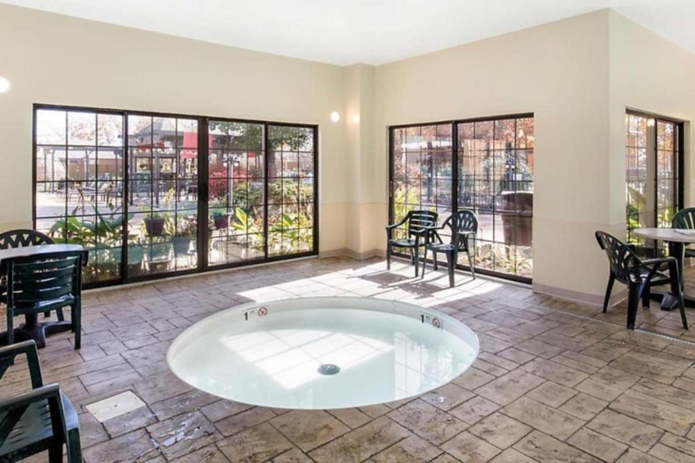 In With Great Setting Including Pools And Playground Holiday home Branson