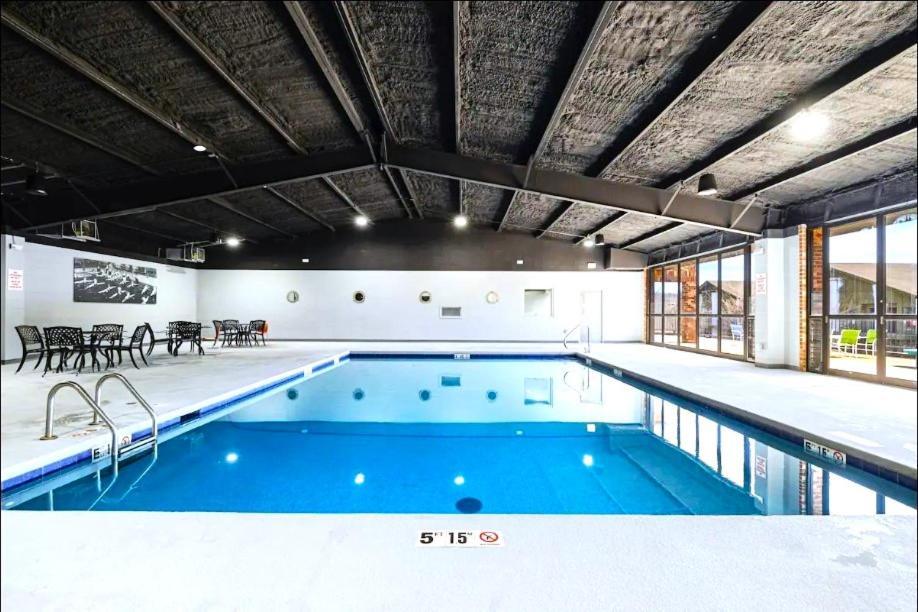 Spring Break Special! Fitness Gym, Pools, Roark, A202