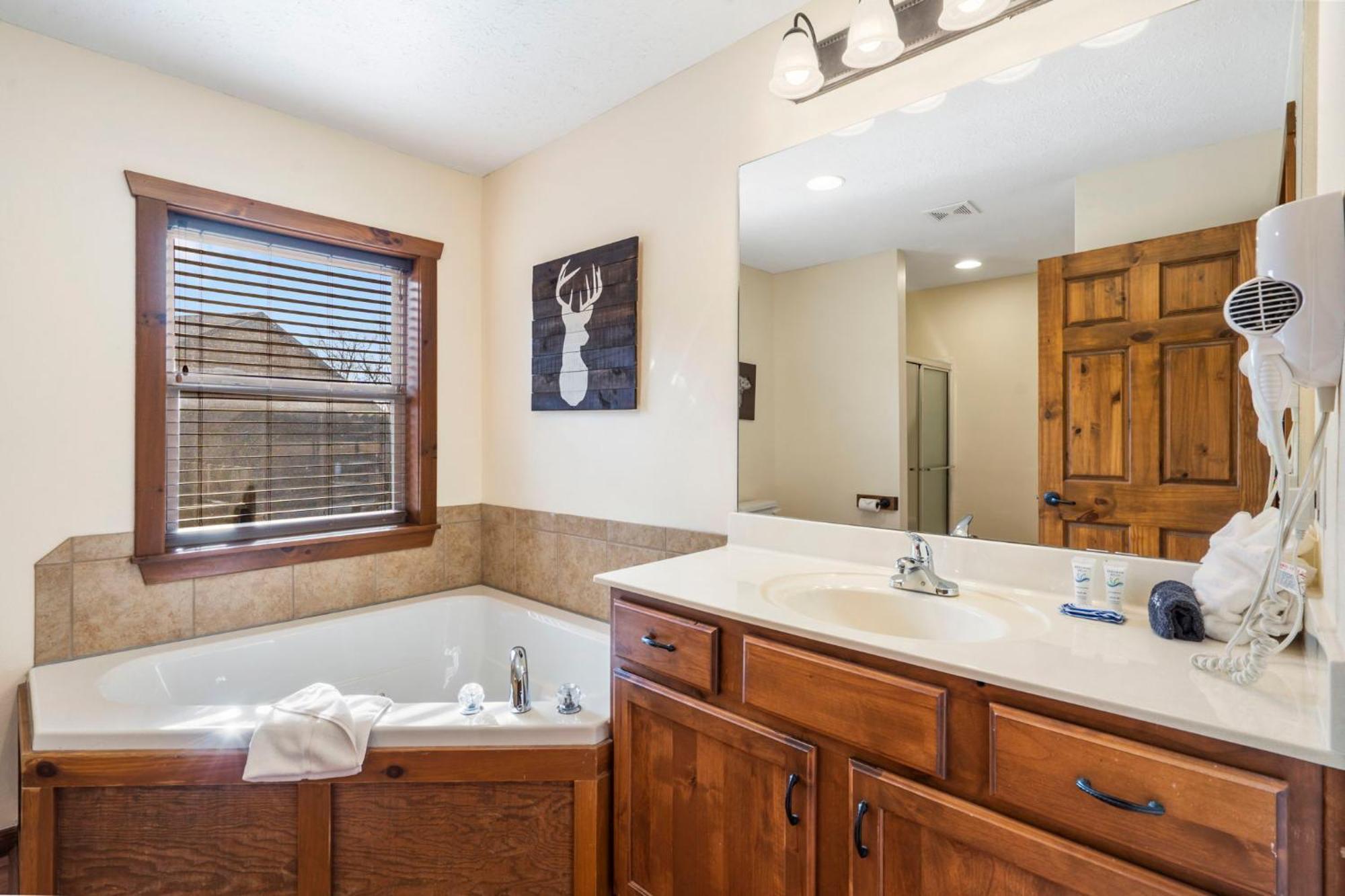 Cozy 'rustic River Lodge' Near Sdc With Pools! *