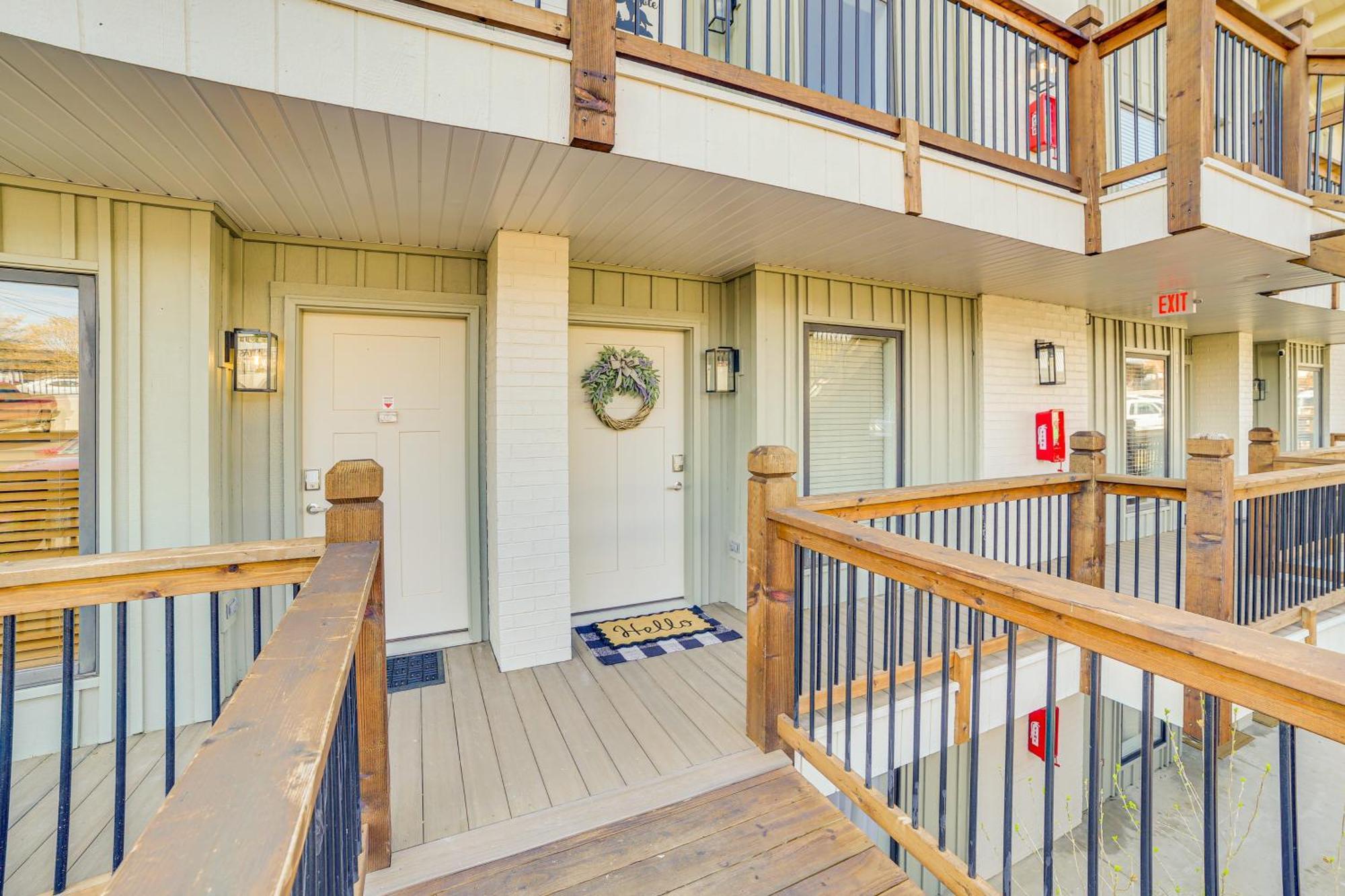 Apartment Walk To Landing With Amenities *