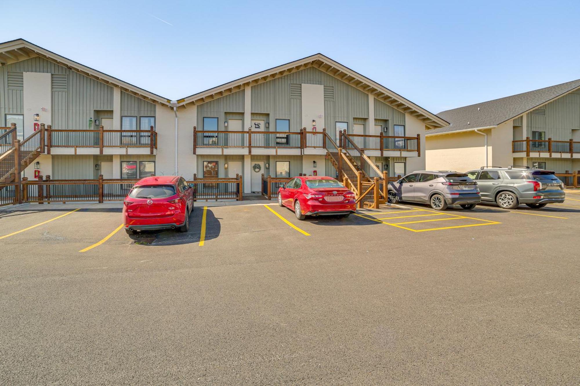 Apartment Walk To Landing With Amenities *
