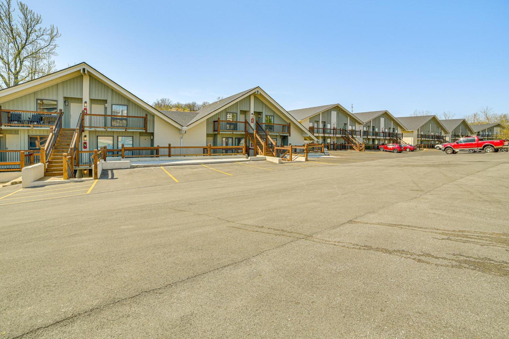 Walk To Landing With Amenities Apartment Branson