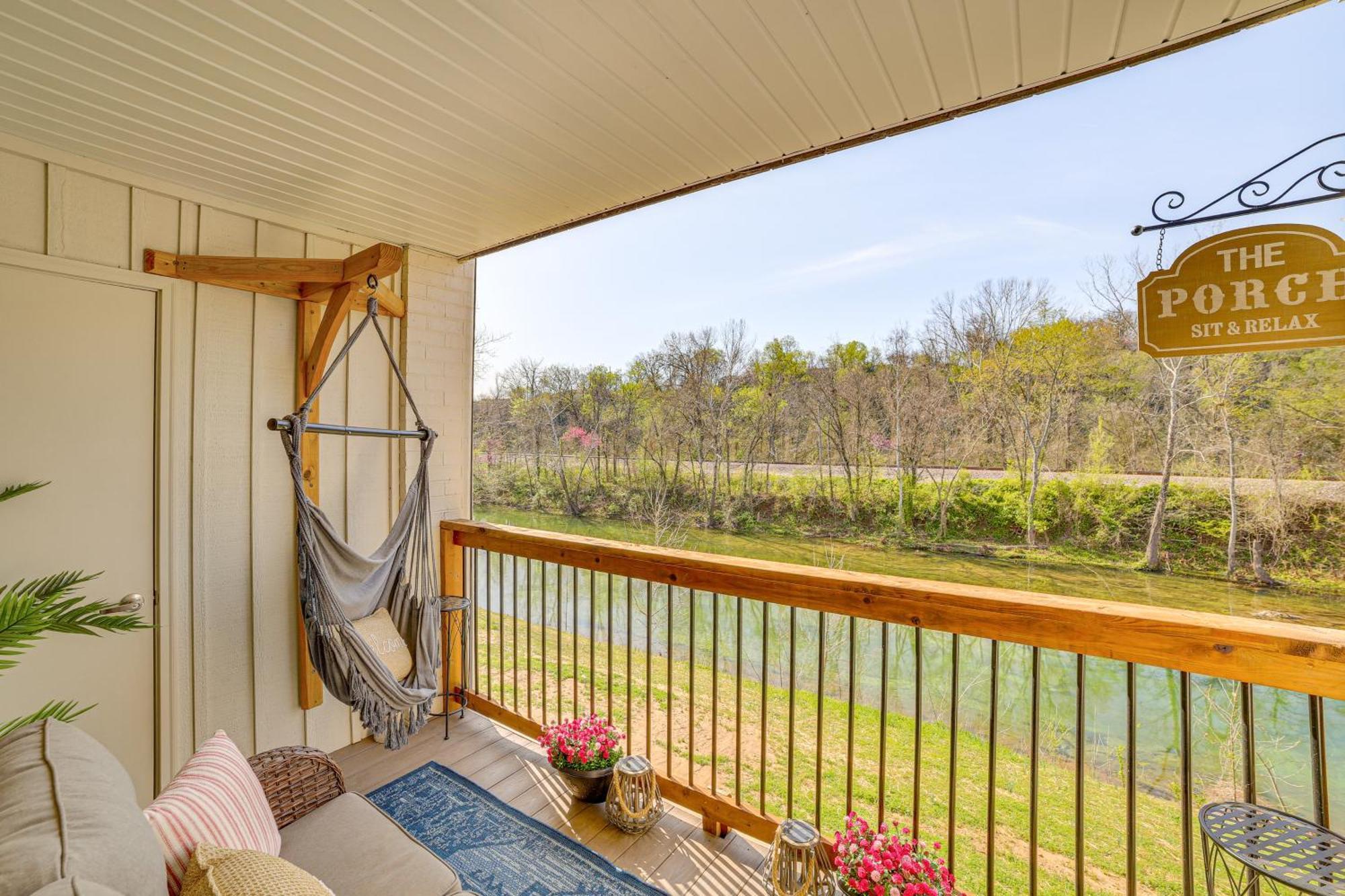 Apartment Walk To Landing With Amenities *