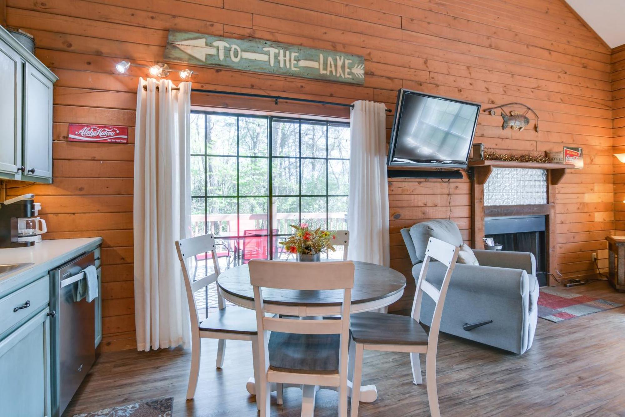 Holiday home Charming Getaway With Fireplace And Porch Branson