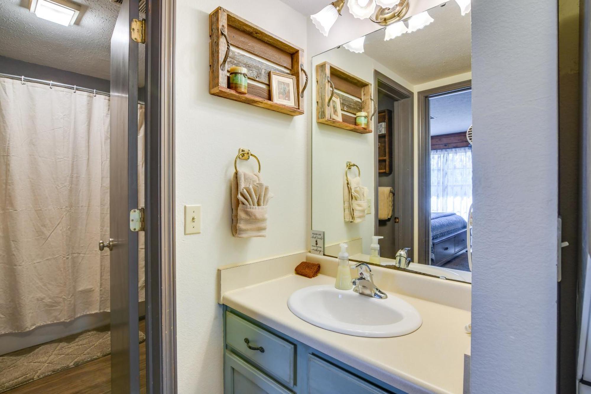 Charming Getaway With Fireplace And Porch * Branson