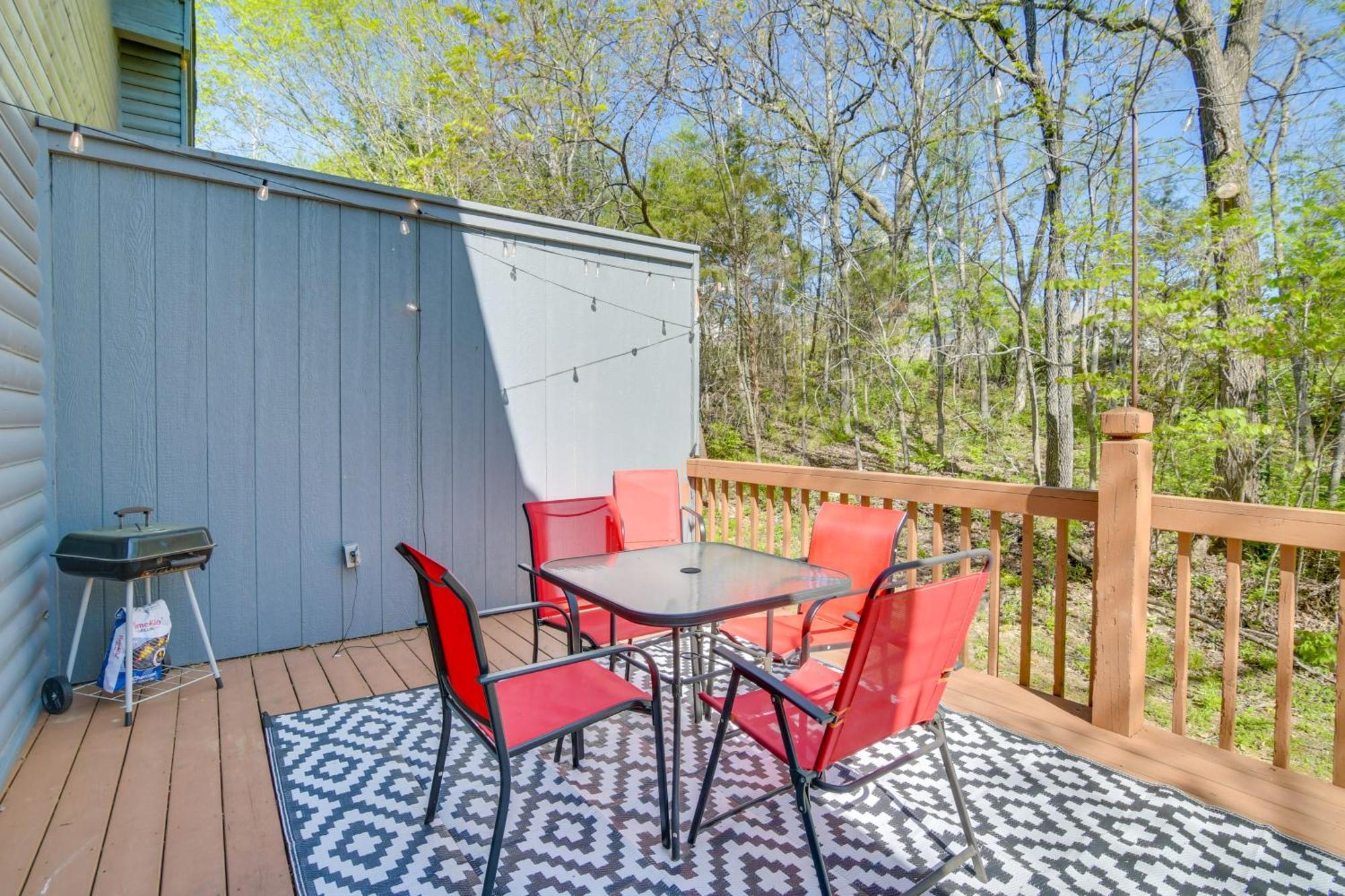 Holiday home Charming Getaway With Fireplace And Porch Branson
