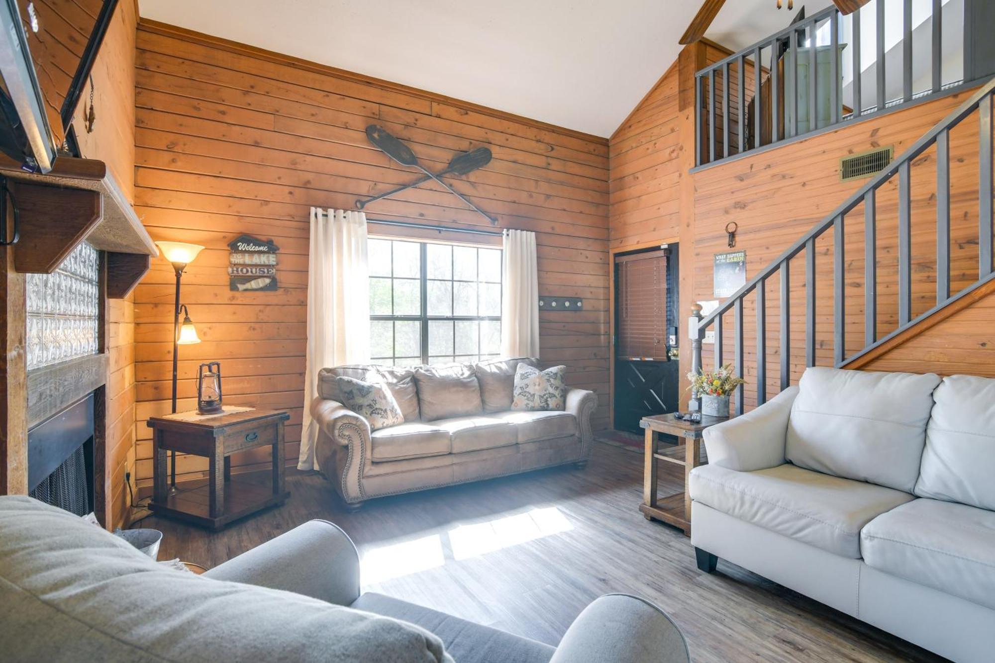 Charming Getaway With Fireplace And Porch Branson