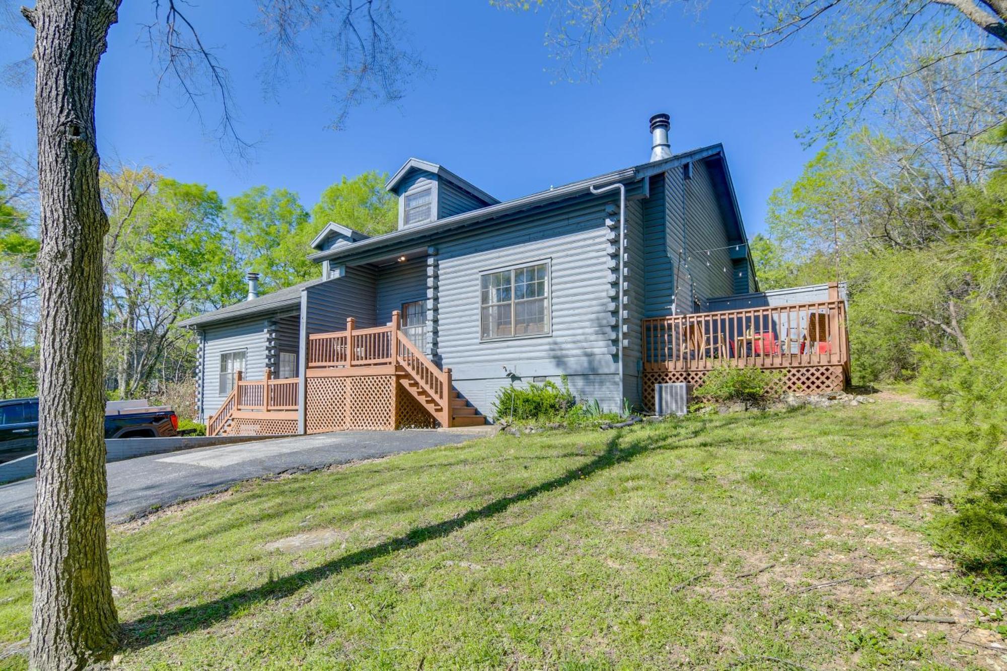 Charming Getaway With Fireplace And Porch