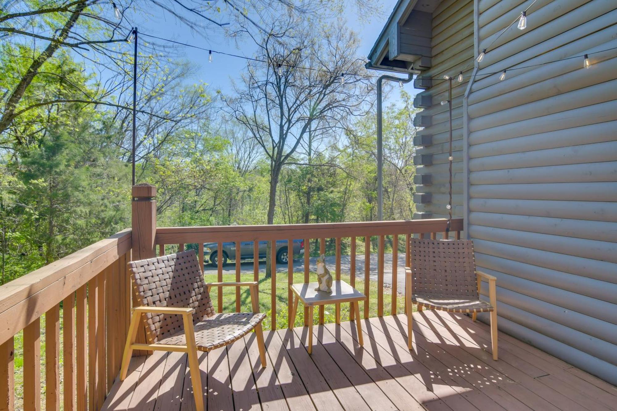 Charming Getaway With Fireplace And Porch Holiday home *