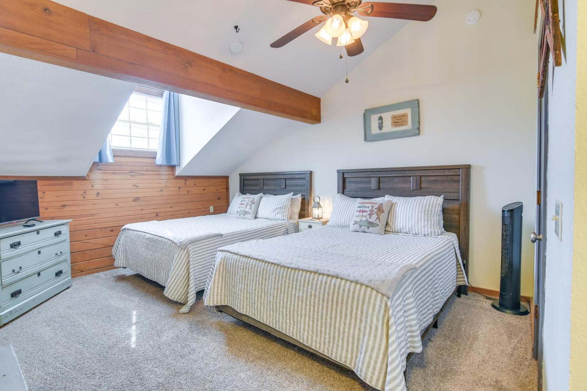 Holiday home Charming Getaway With Fireplace And Porch Branson