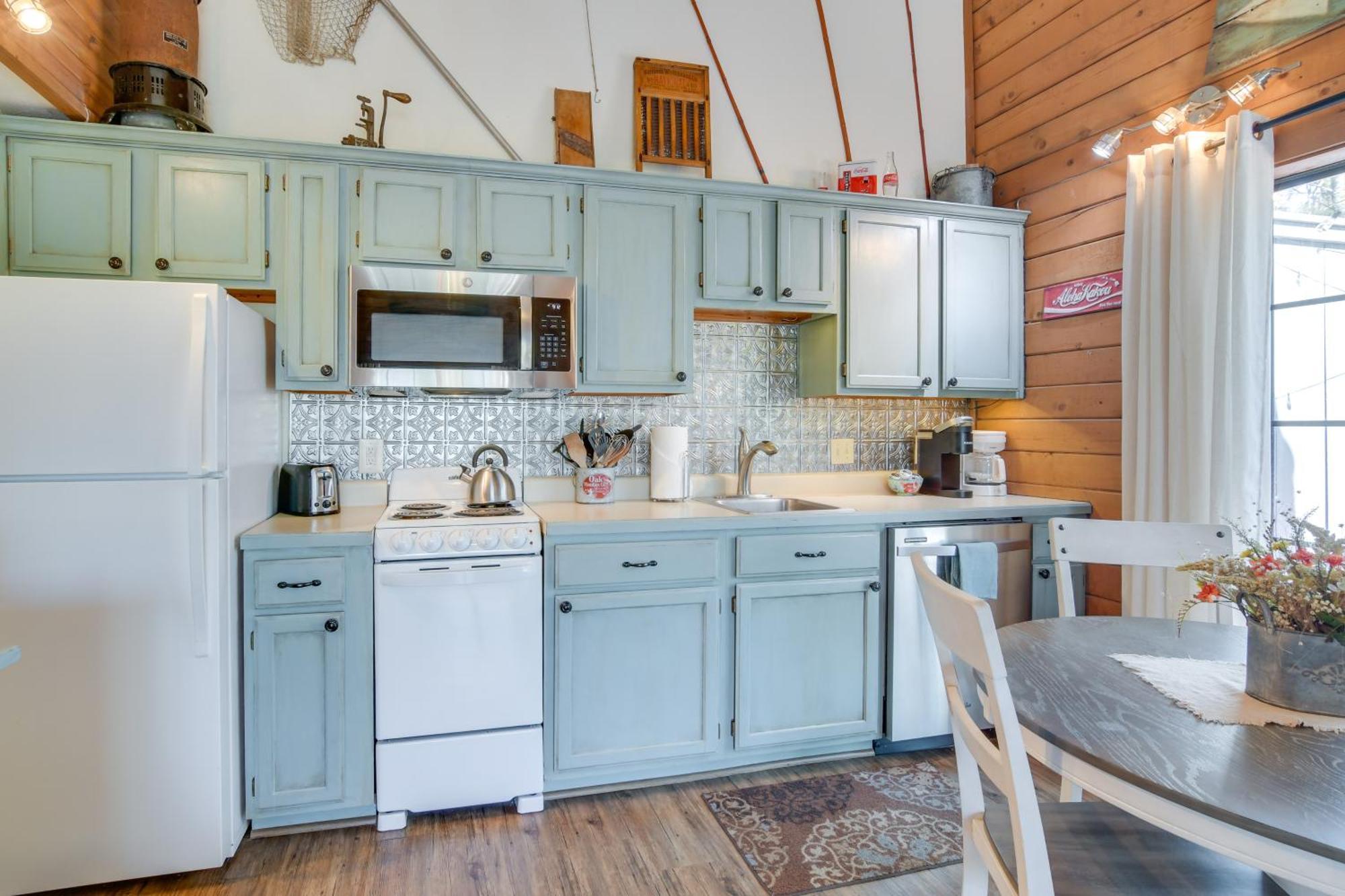 Holiday home Charming Getaway With Fireplace And Porch