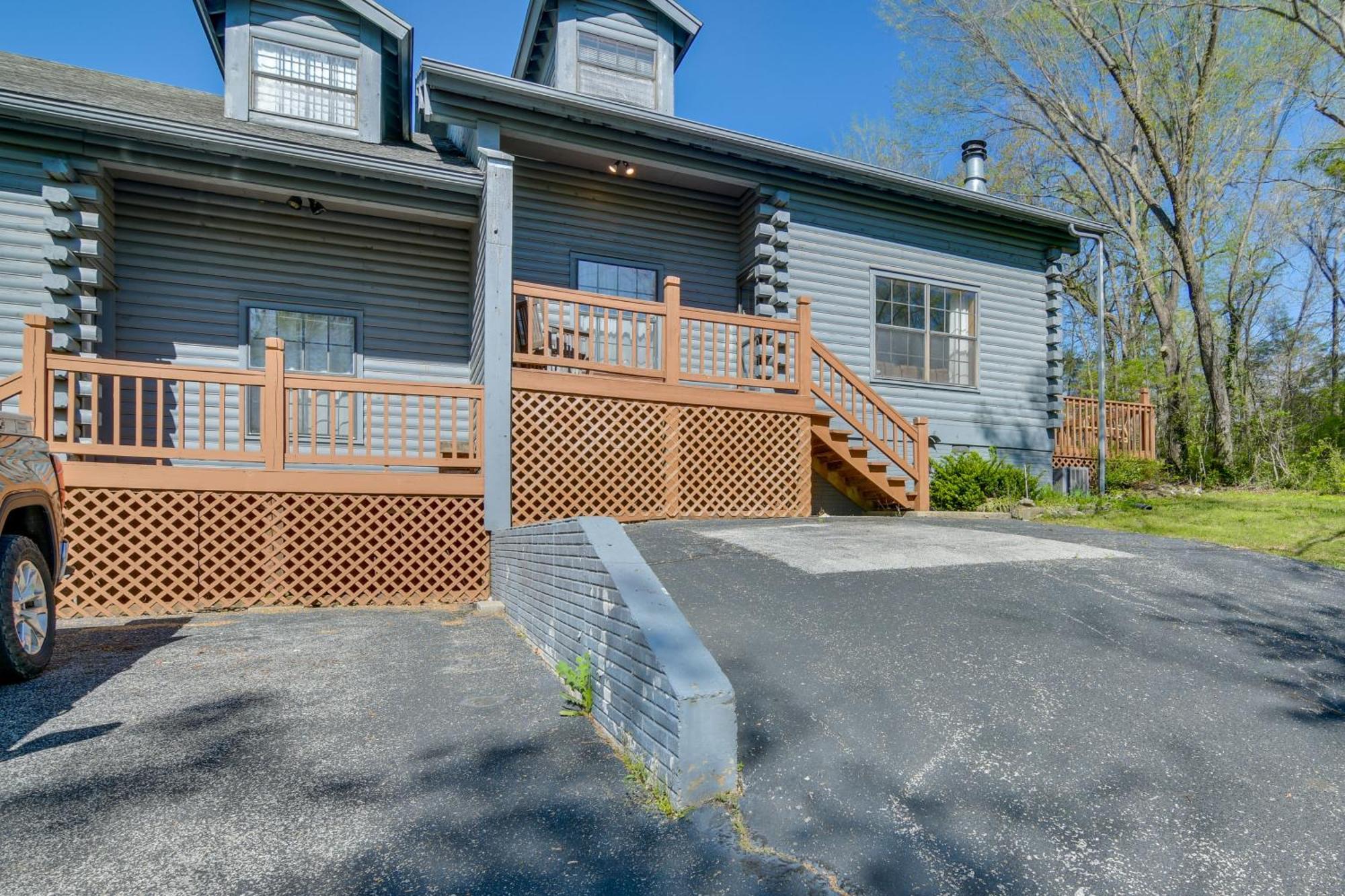 Holiday home Charming Getaway With Fireplace And Porch Branson