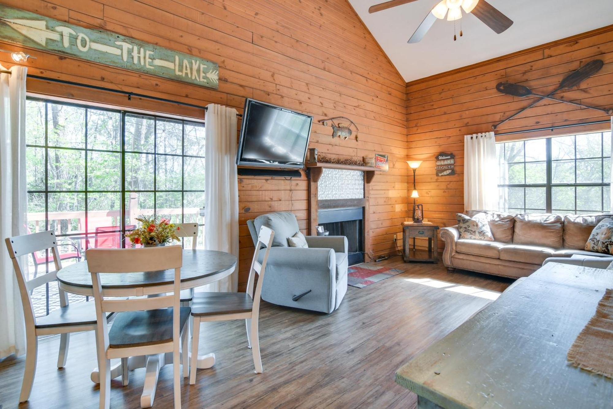 Charming Getaway With Fireplace And Porch Holiday home