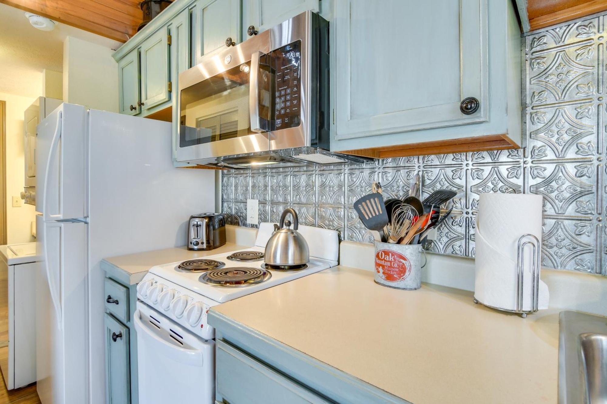 Charming Getaway With Fireplace And Porch Holiday home *