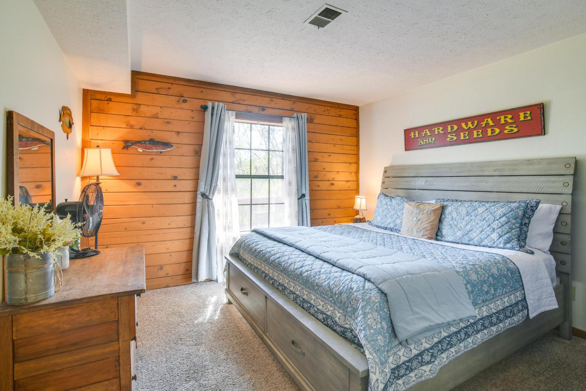 Charming Getaway With Fireplace And Porch
