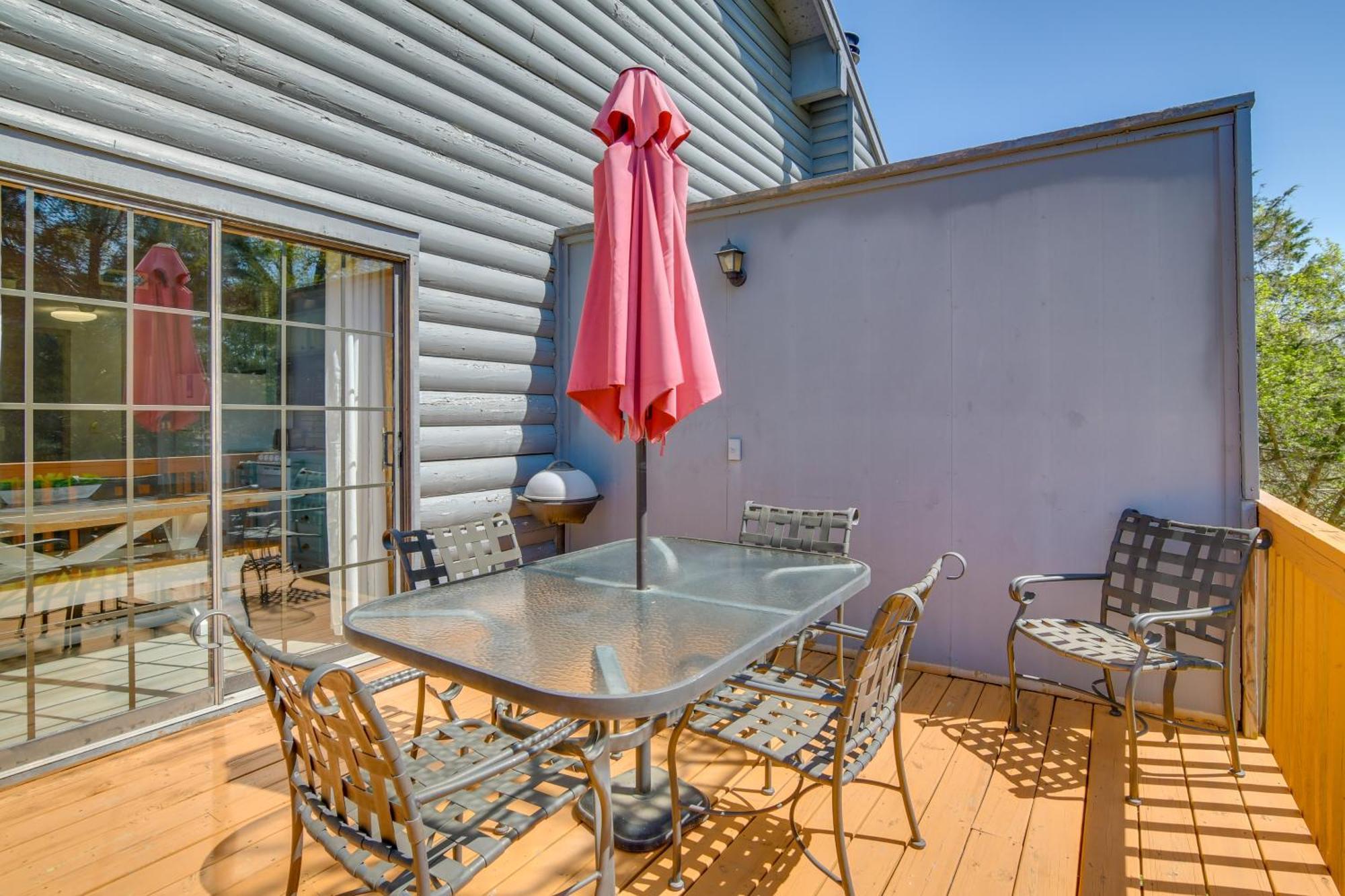 Stylish Townhome 3 Mi To Theatre District Holiday home