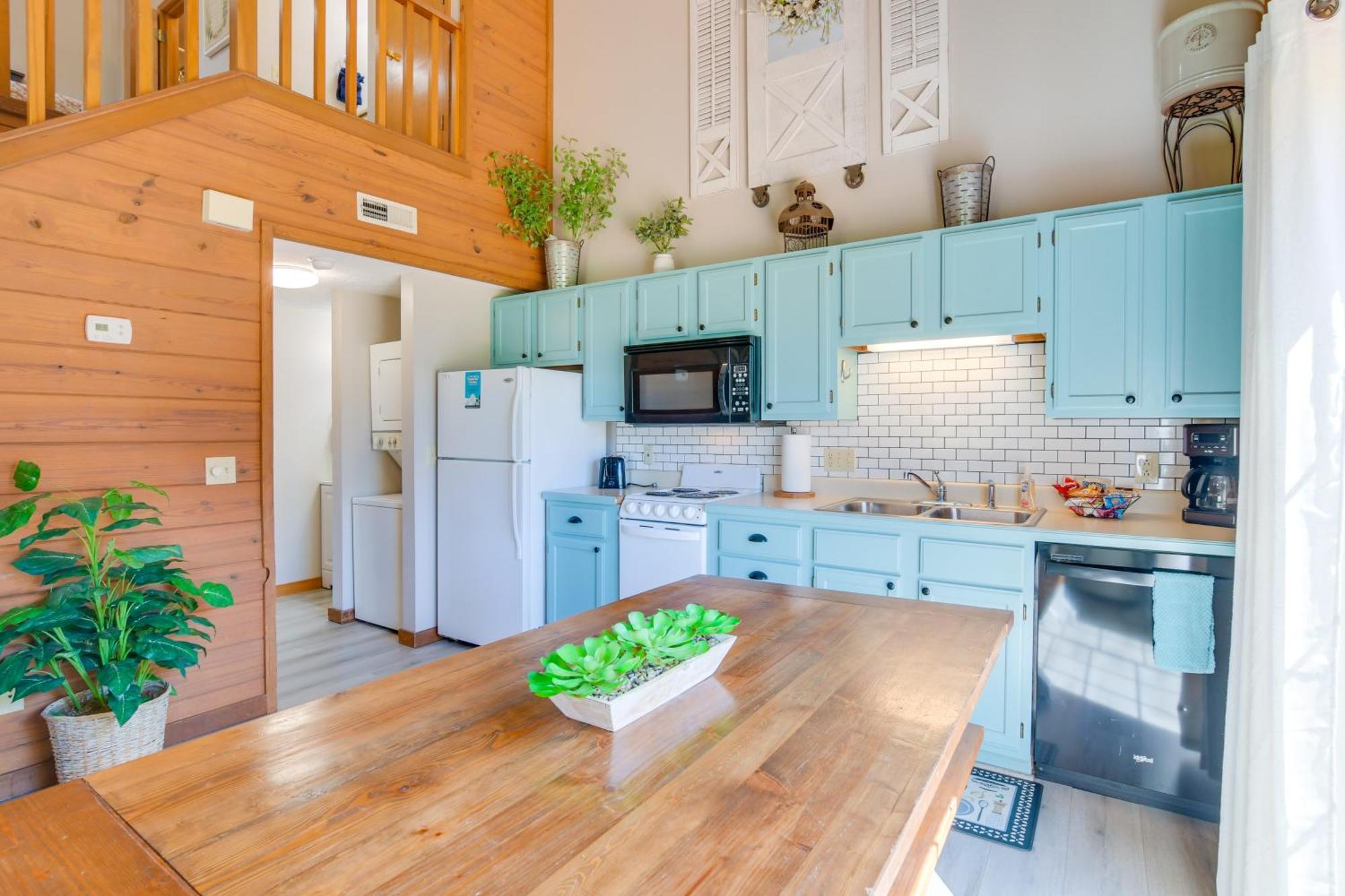 Stylish Townhome 3 Mi To Theatre District Holiday home *