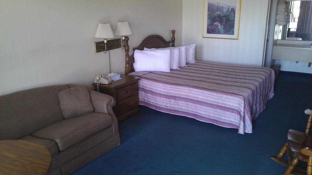 Hotel Almost Branson