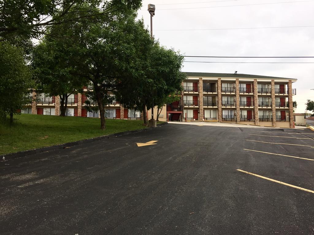 Suburban On The Strip Hotel