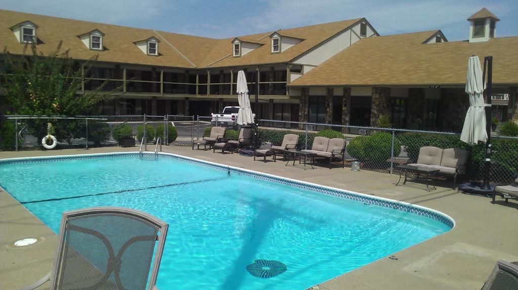 Hotel Almost Branson