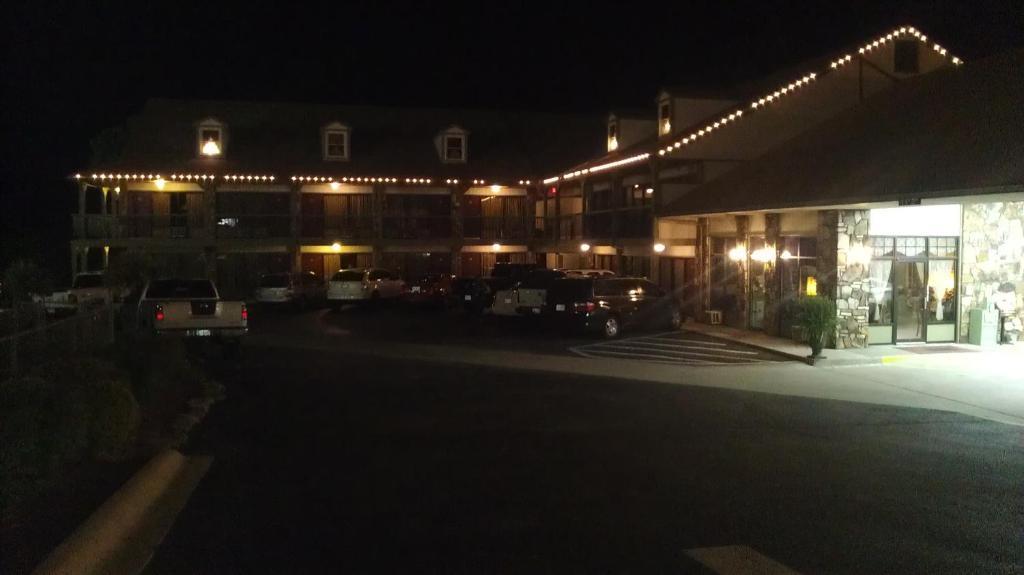 Hotel Almost Branson