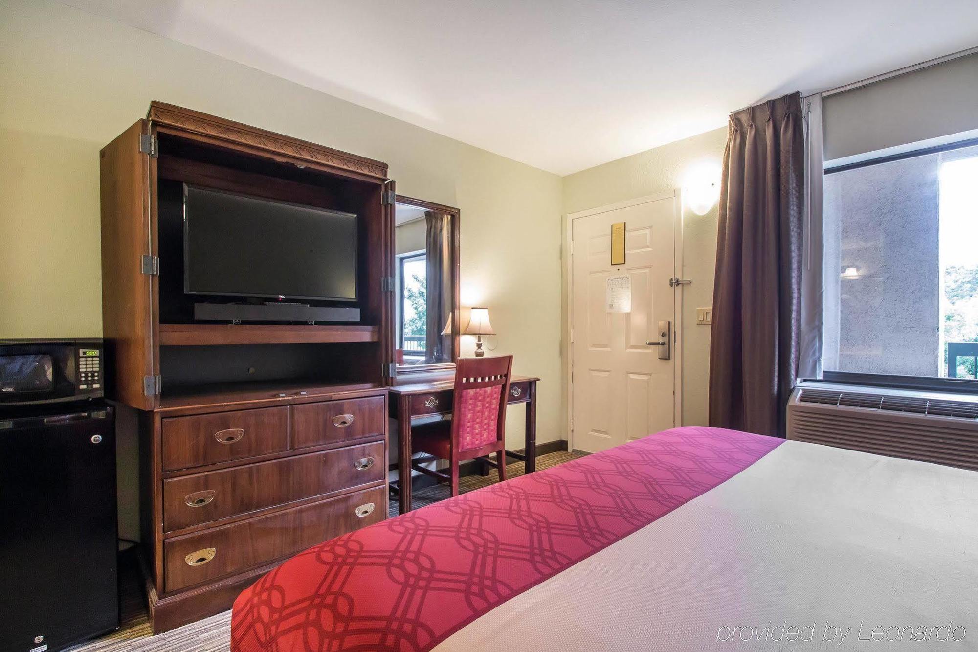 Baymont By Wyndham Thousand Hills Hotel
