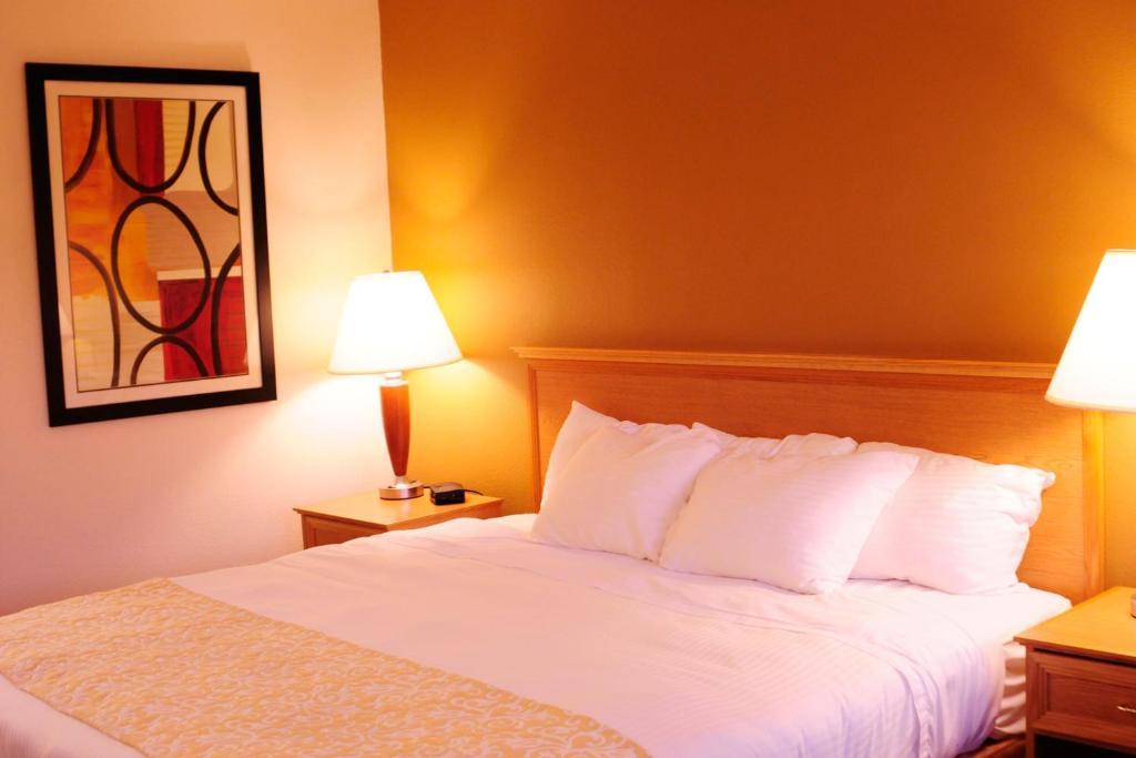 Whispering Hills Motel