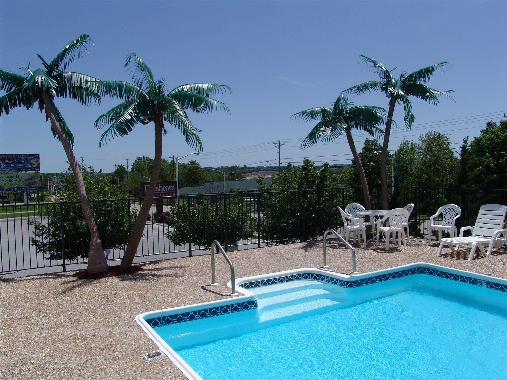 Super 8 By Wyndham - Shepherd Of The Hills Exwy Motel 2*