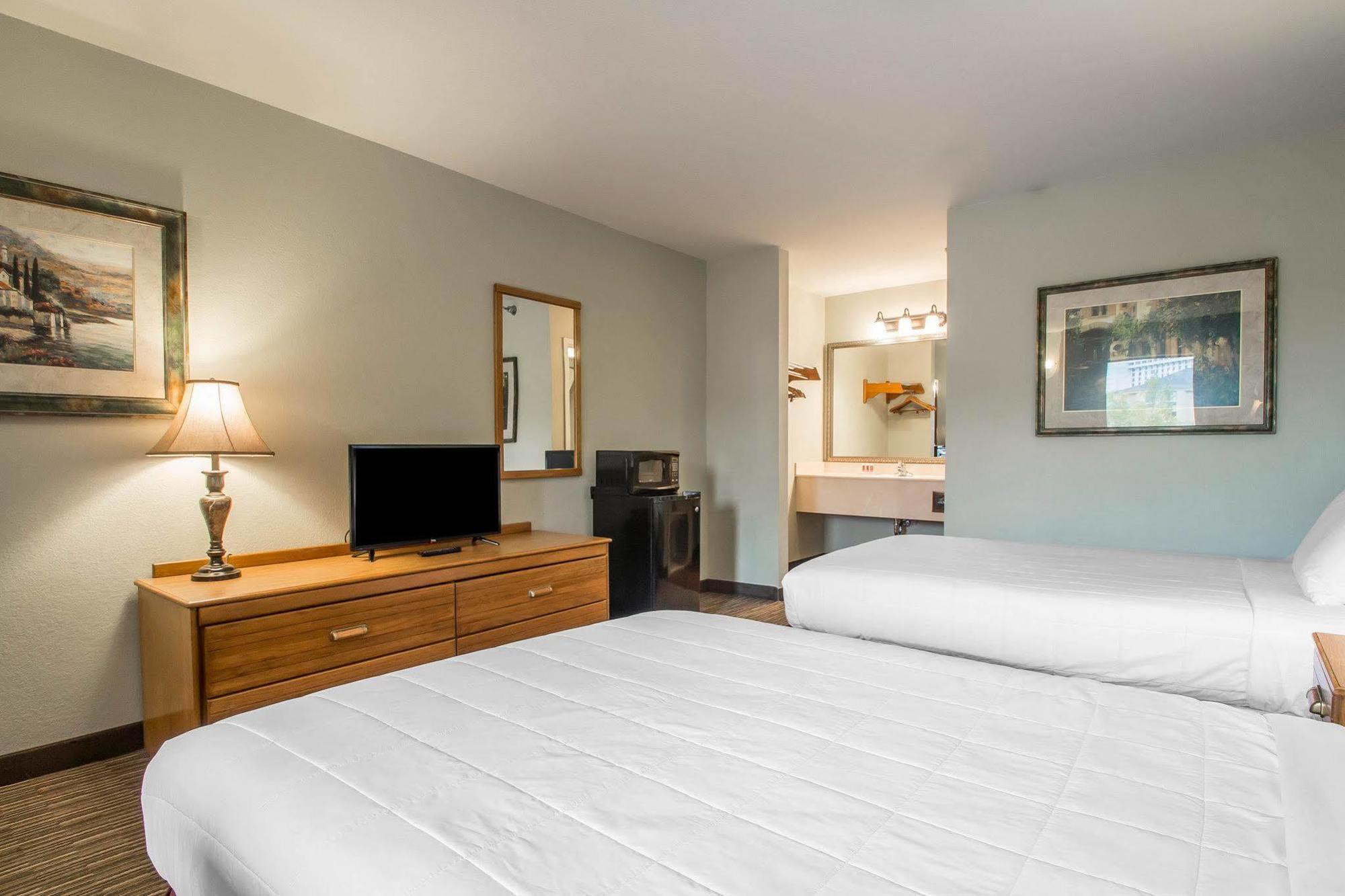 Baymont By Wyndham Thousand Hills Hotel
