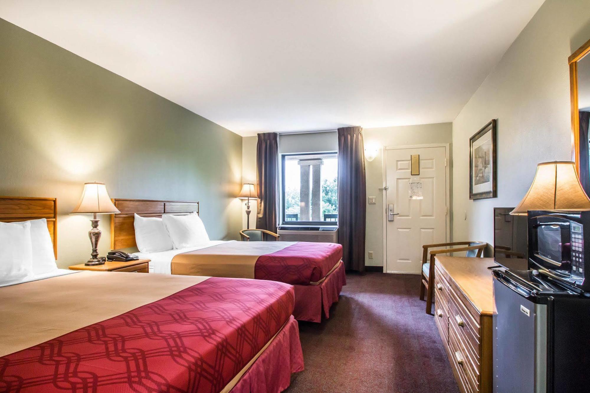 Hotel Baymont By Wyndham Thousand Hills 2*