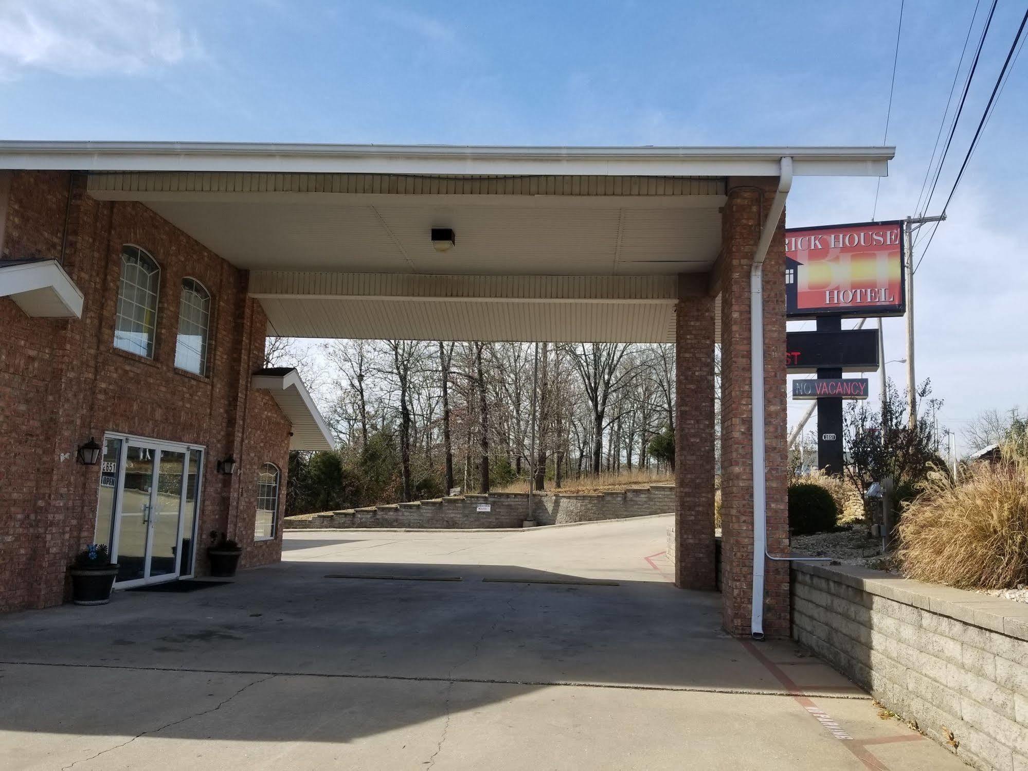 Rodeway Branson, Brick House Inn