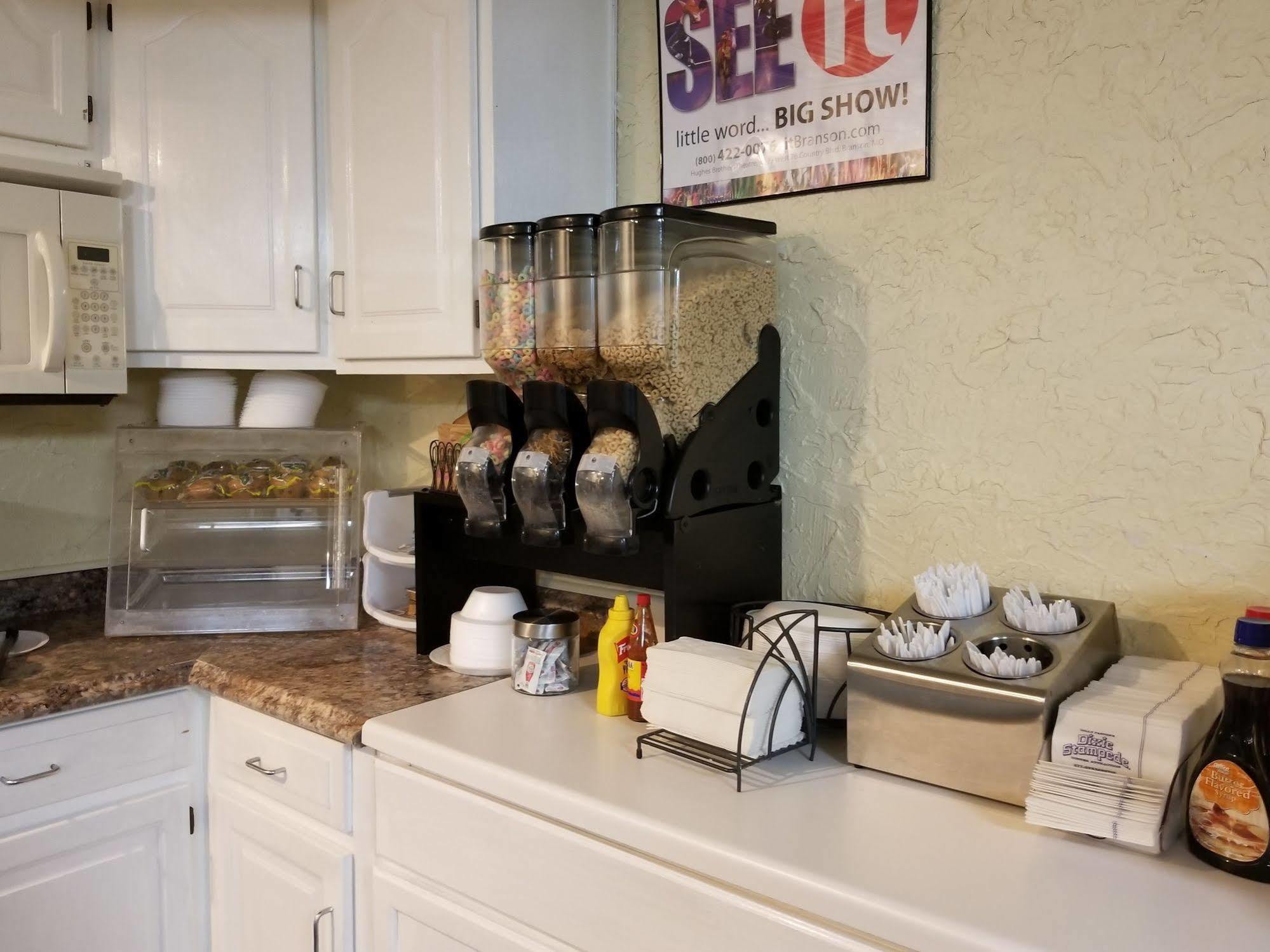 Inn Rodeway Branson, Brick House 3*