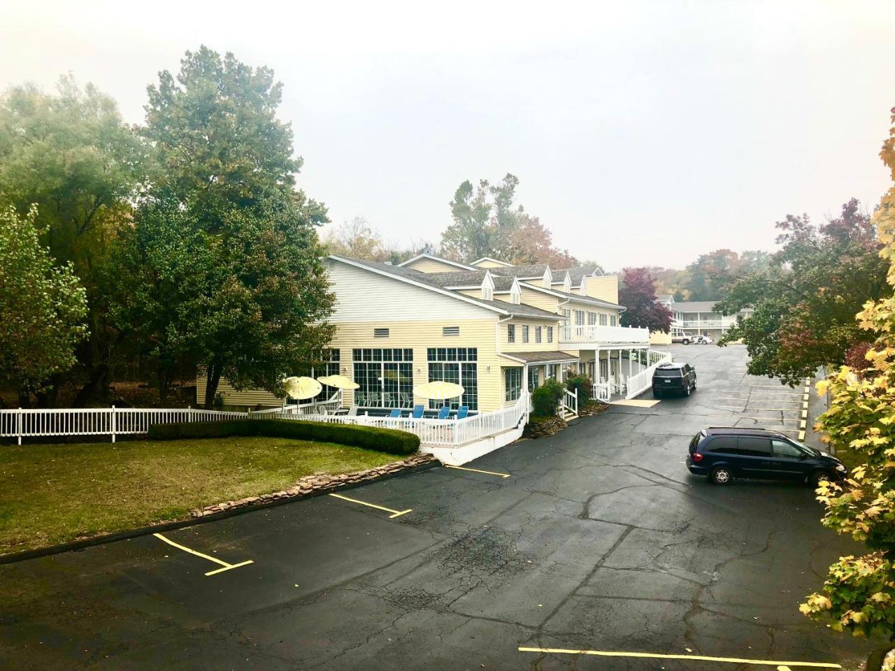 Honeysuckle & Conference Center Motel
