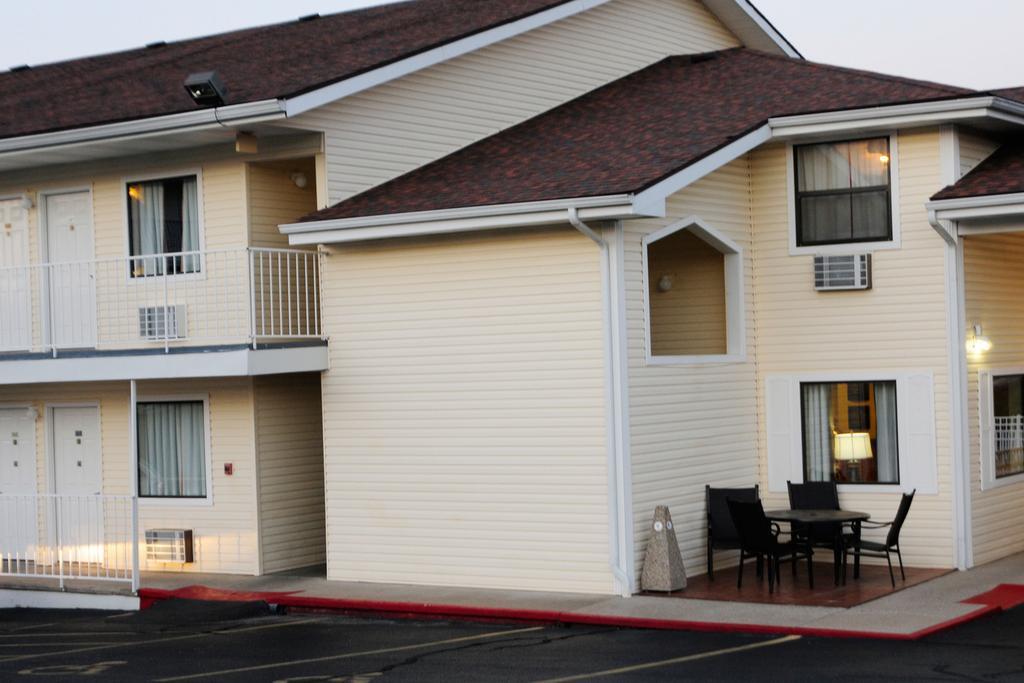 Whispering Hills Motel 2*