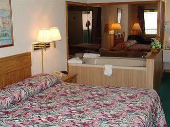 Motel Super 8 By Wyndham - Shepherd Of The Hills Exwy 2*
