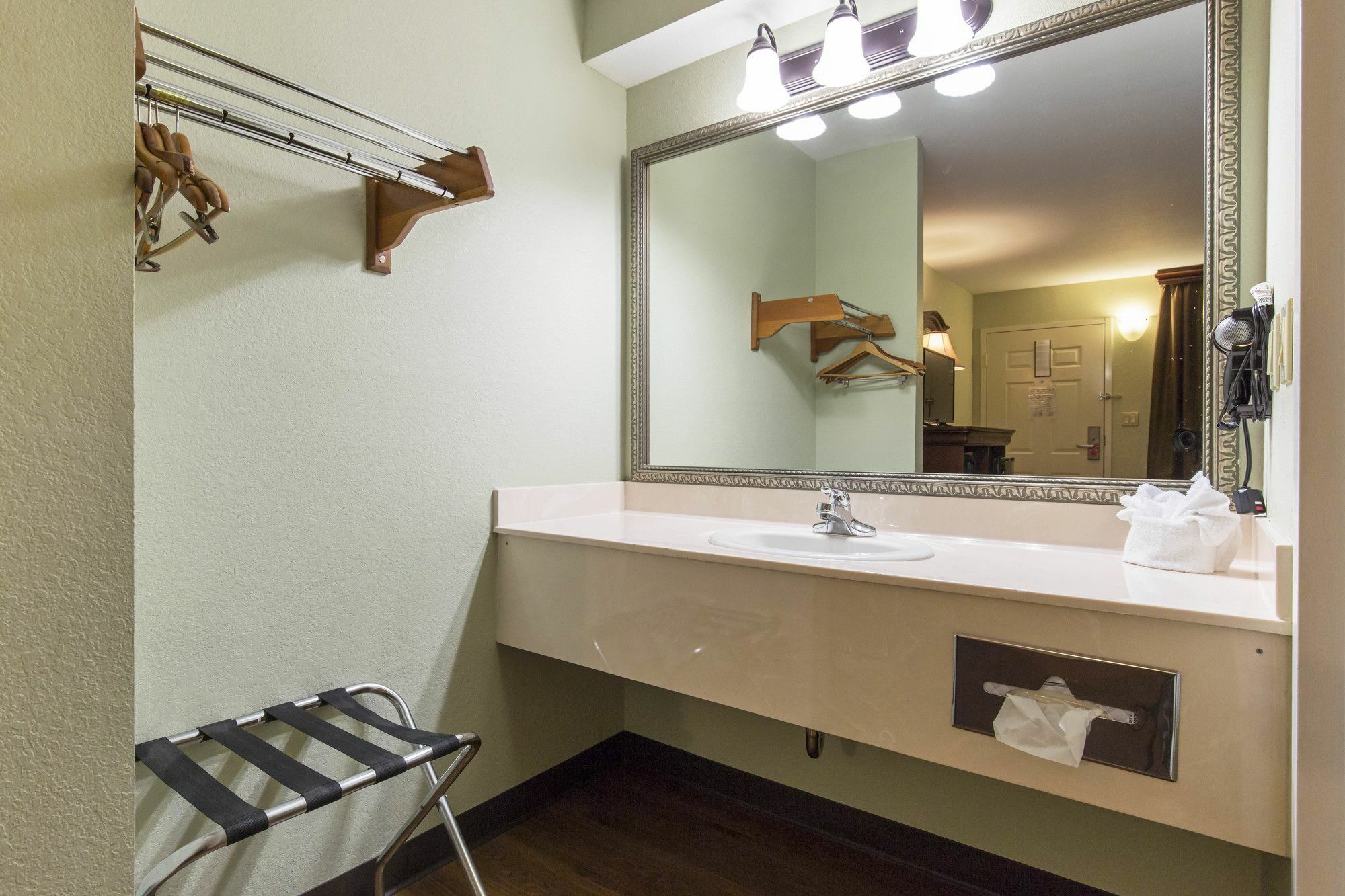 Hotel Baymont By Wyndham Thousand Hills 2*