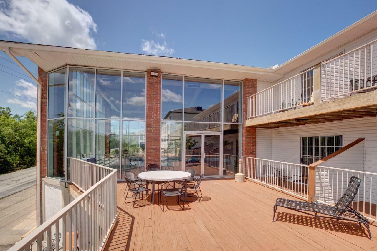 Howard Johnson By Wyndham Theatre District Hotel Branson