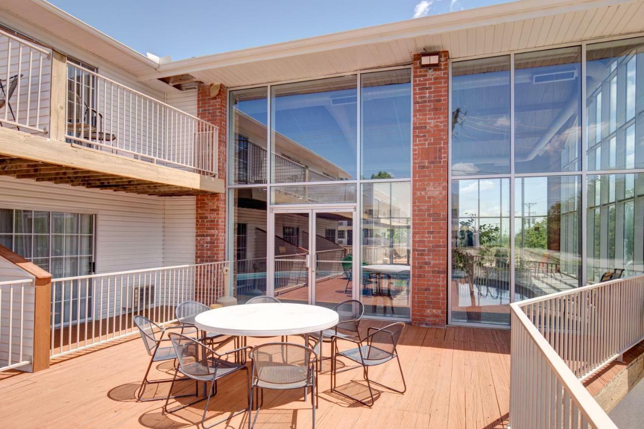 Howard Johnson By Wyndham Theatre District Hotel Branson