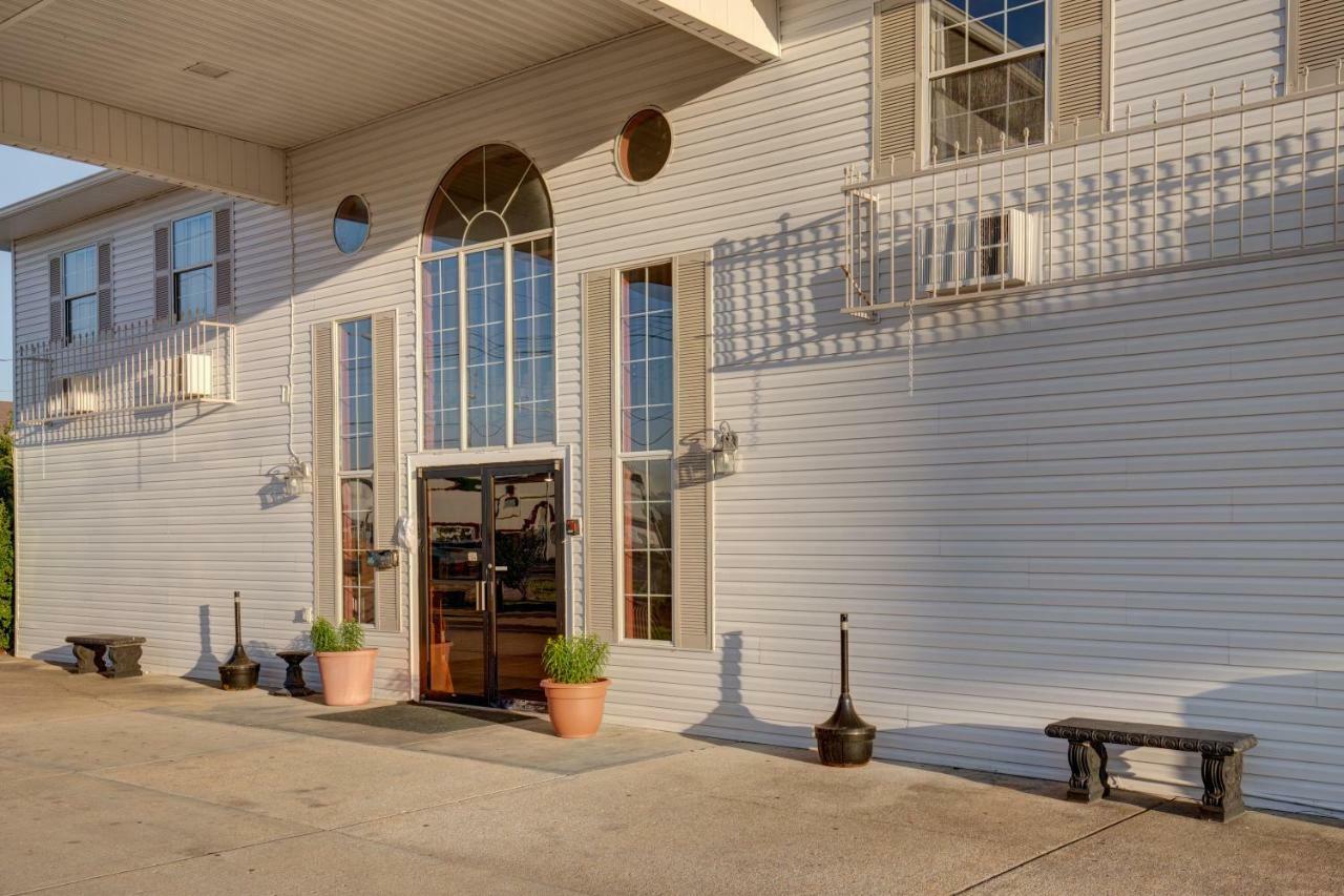 Howard Johnson By Wyndham Theatre District Hotel 2*
