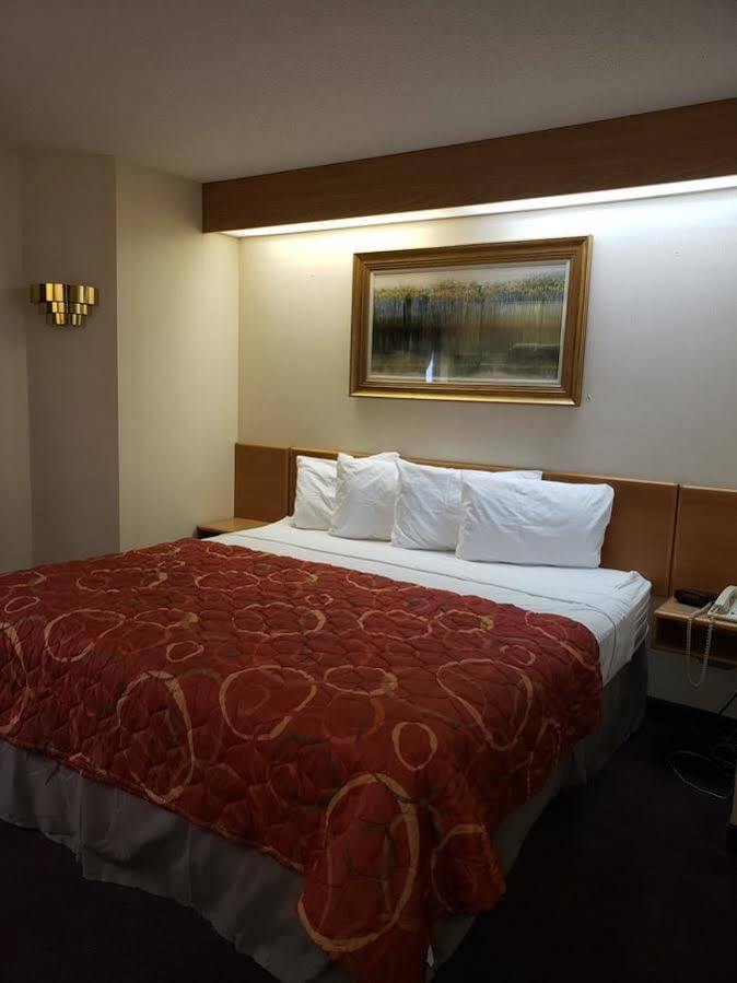 Knights At Thousand Hills Hotel *