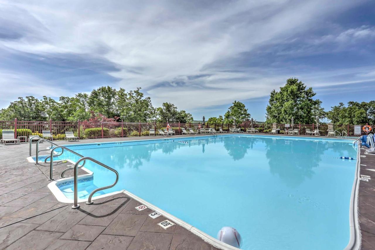 On Fairway Steps From Pools! Apartment Branson