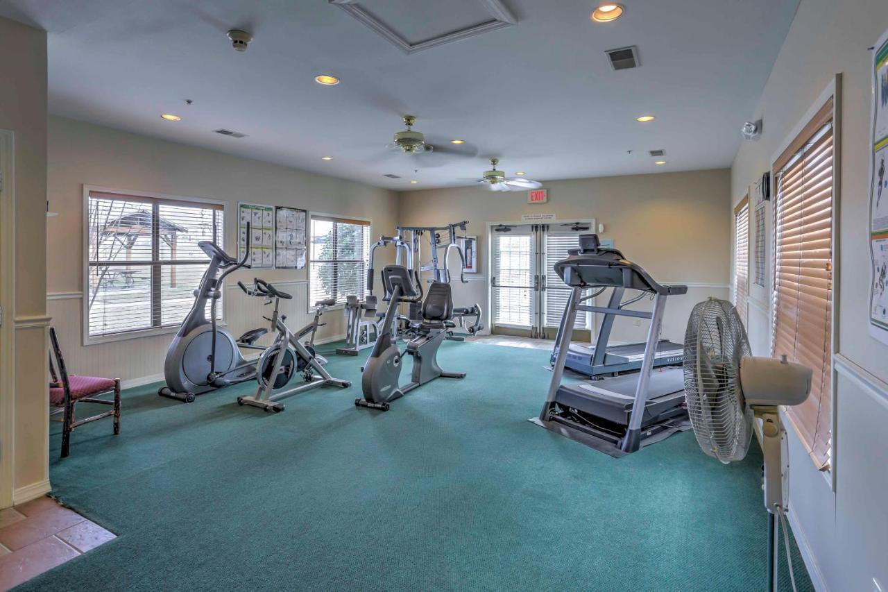 Apartment On Fairway Steps From Pools!