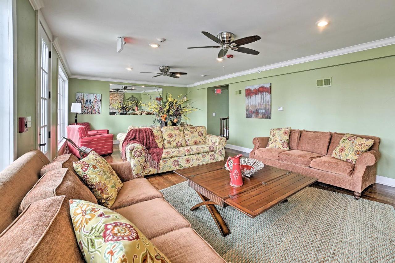 Downtown With Pool Near The Landing! *